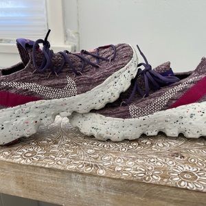 Limited edition multi color women’s Nike sneaked, gently used! Size 8!